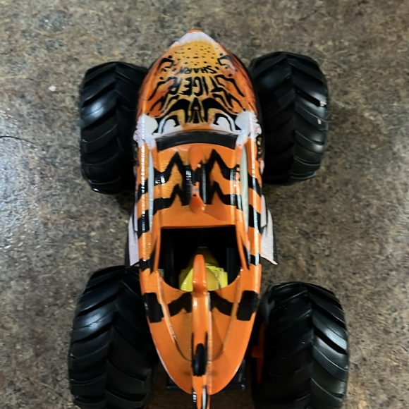 ❤️ Hot Wheels Tiger Shark Monster Truck - Picture 3 of 5